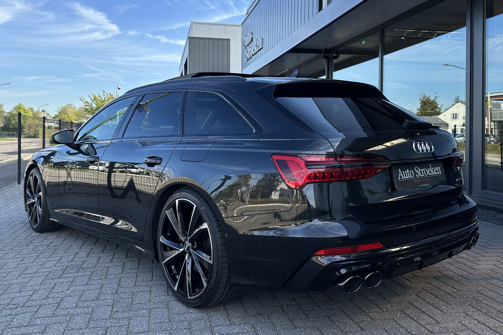 47893950-7.jpg